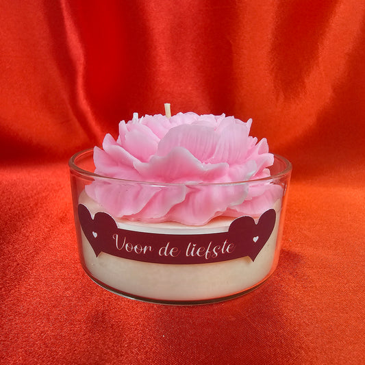 Pioenroos in glazen schaaltje