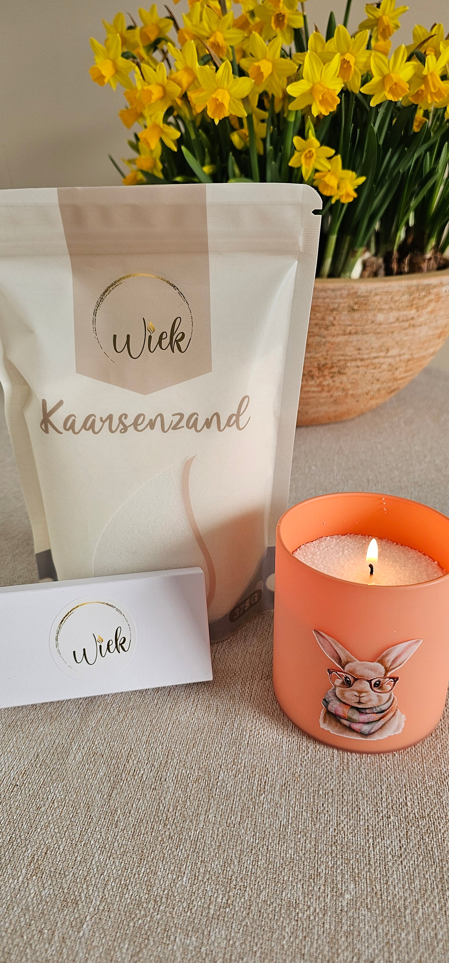 Kaarsenzand + oranje potje konijntje + wiekdoosje met 10 wieken
