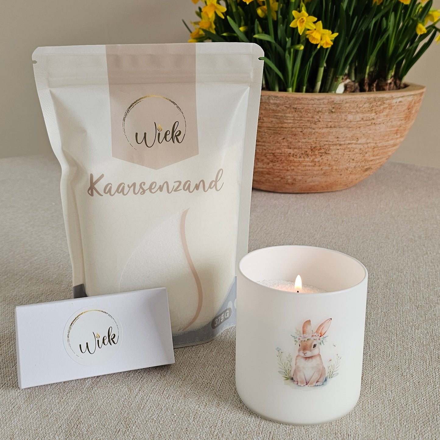 Kaarsenzand + wit potje konijntje + wiekendoosje met 10 wieken